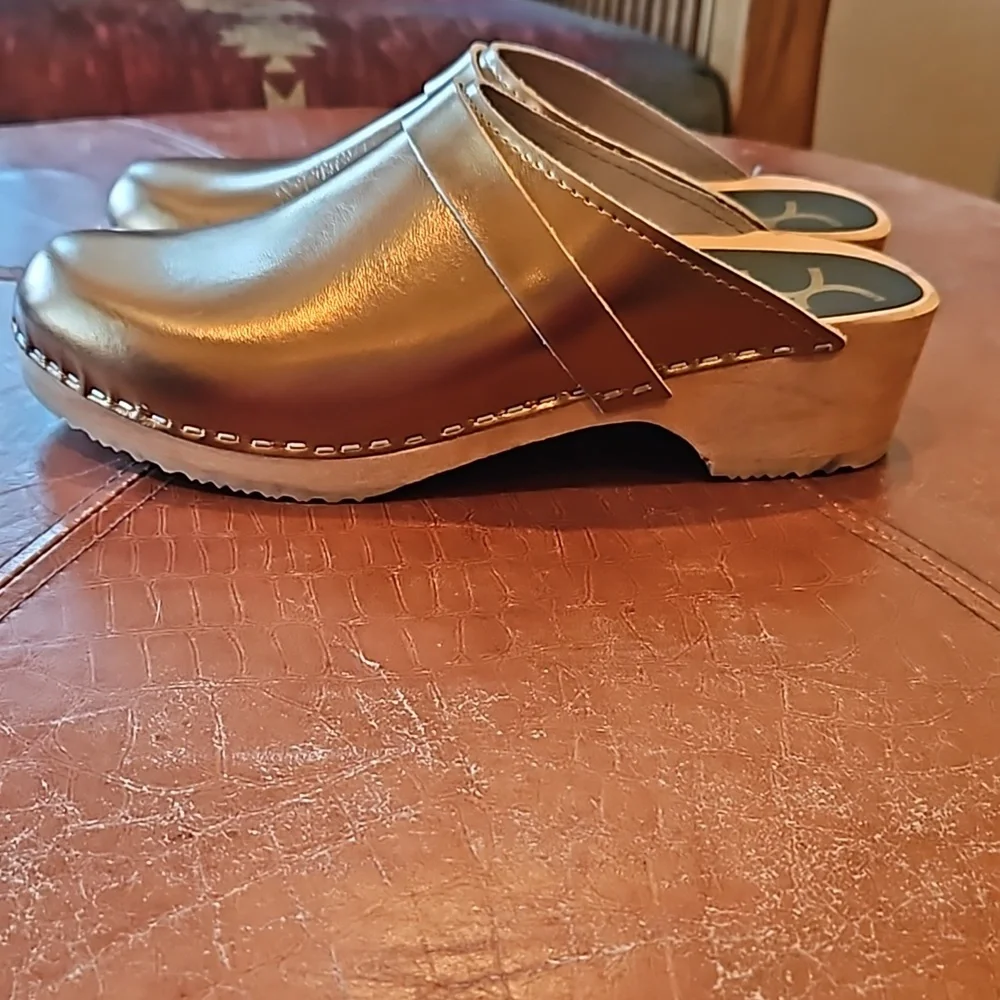 Clogs - Picture 2 of 7